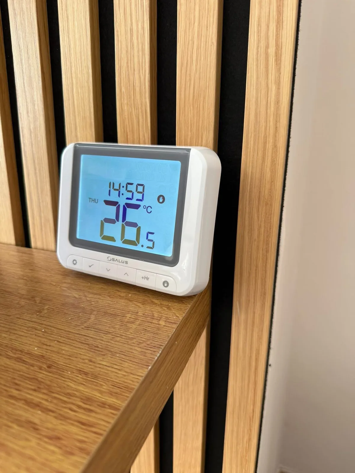 Digital room thermostat