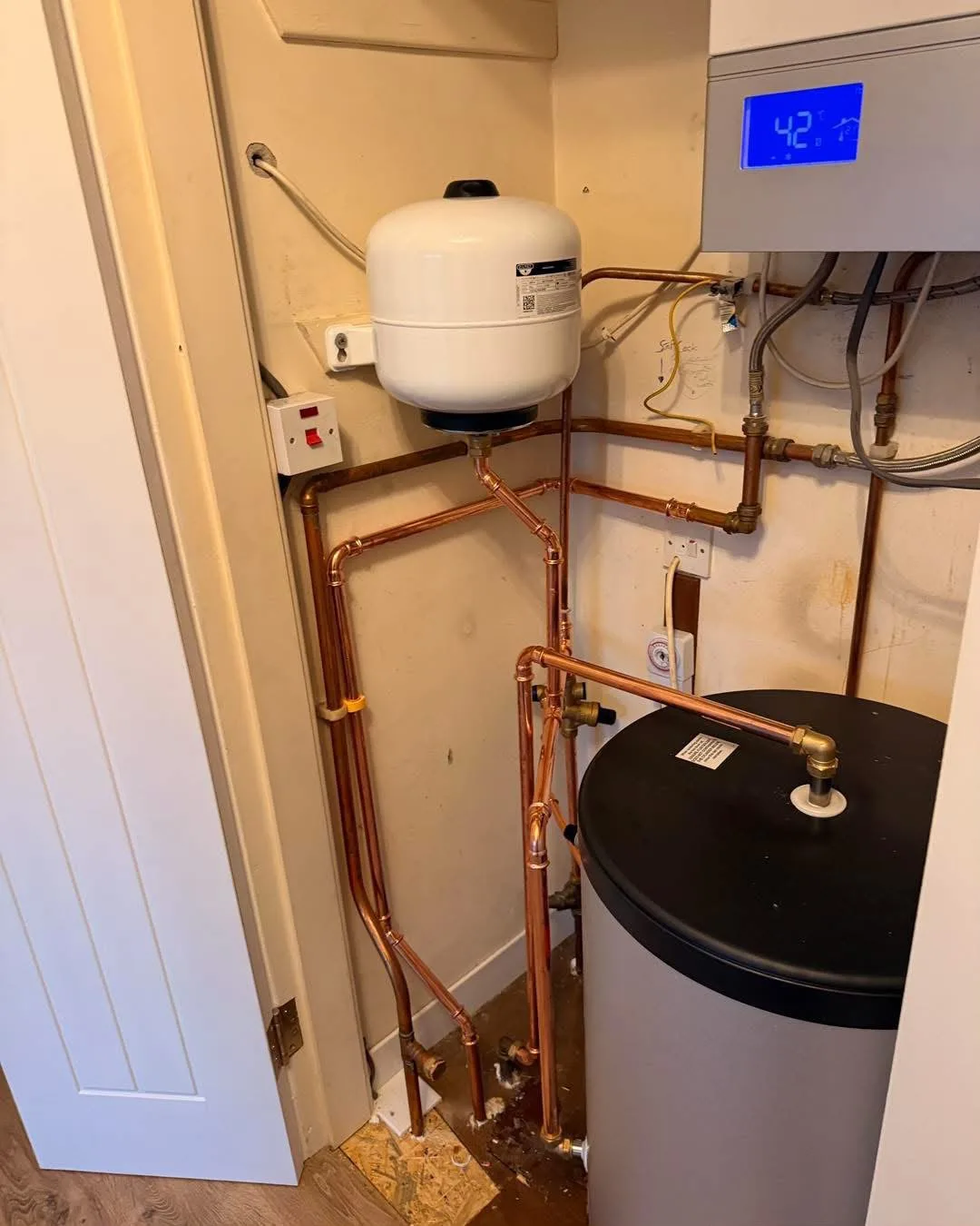 Hot-water cylinder and system controls