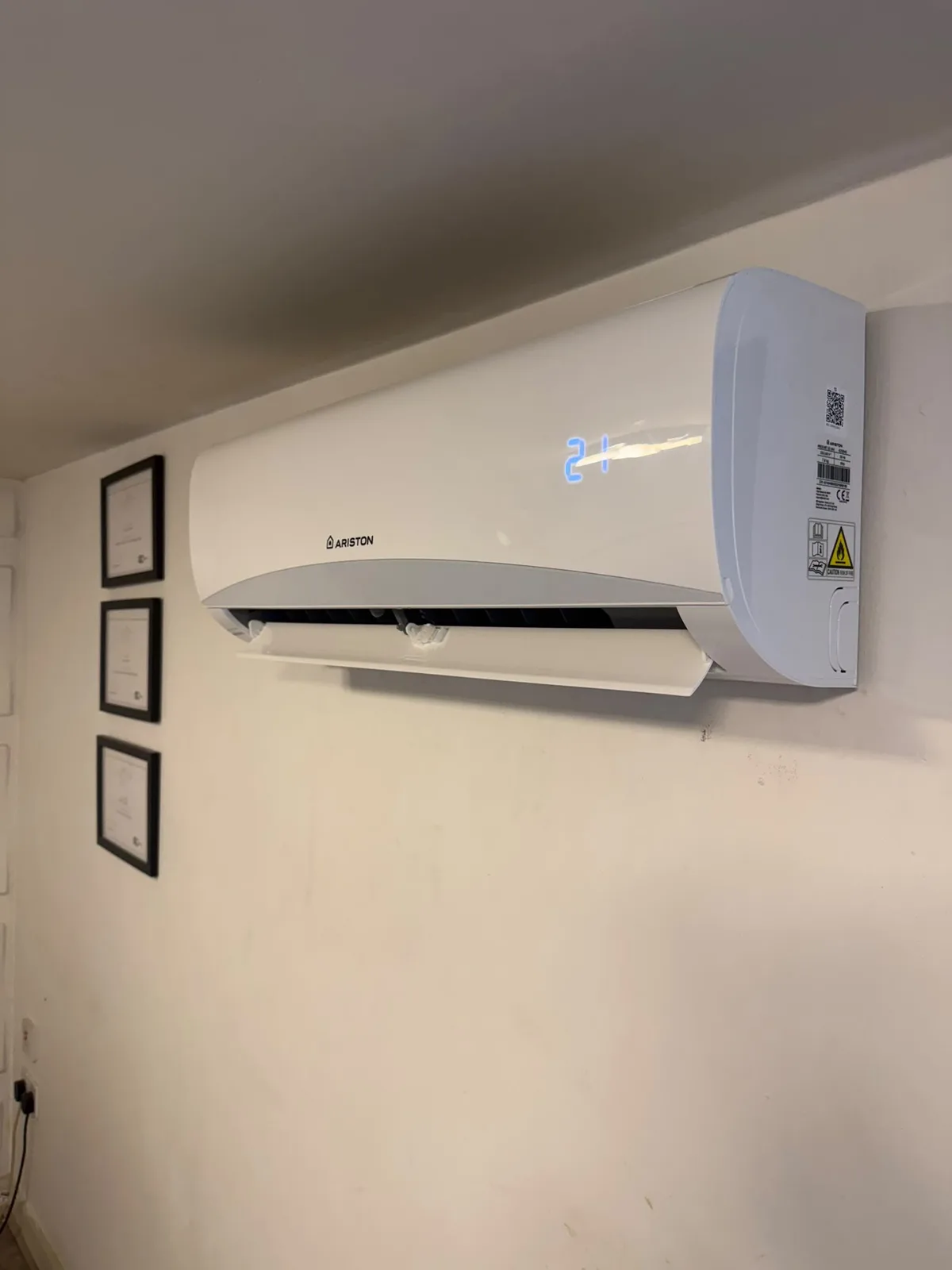 Wall-mounted indoor air-conditioning unit