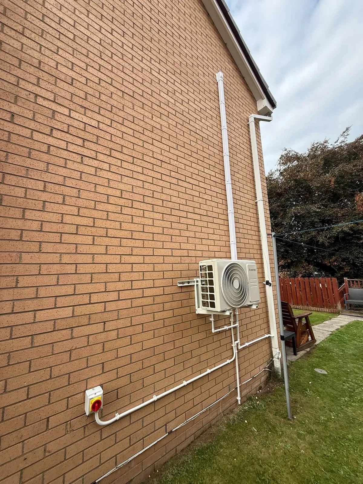 Outdoor air-conditioning unit with external pipe route